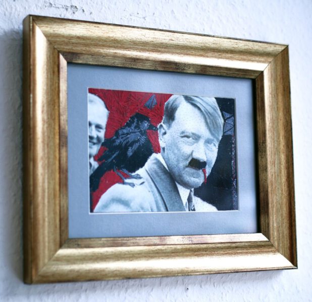 מתוך הסדרה ההיטלרים שלי היטלר וגוזל עורב בתערוכה החמור והעורב רקמה בחוטי רקמה על צילום ומסגרת זהב.דיסלדורף2015.