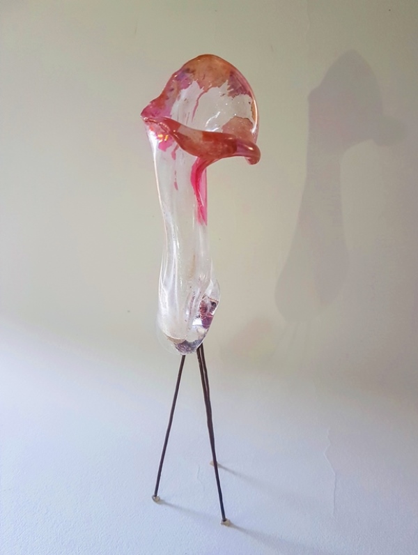 בתיה מרגלית, ללא כותרת, 2015. אובייקט זכוכית ומתכת בטכניקת פיוזינג וסלמפינג, 24 X 7 סמ