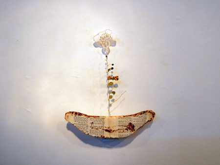 נעה מלמד,דיוקן עצמי, 2011, סירה באורך 25 סמ, דפי ספר, צמח מיובש, נייר פרגמנט